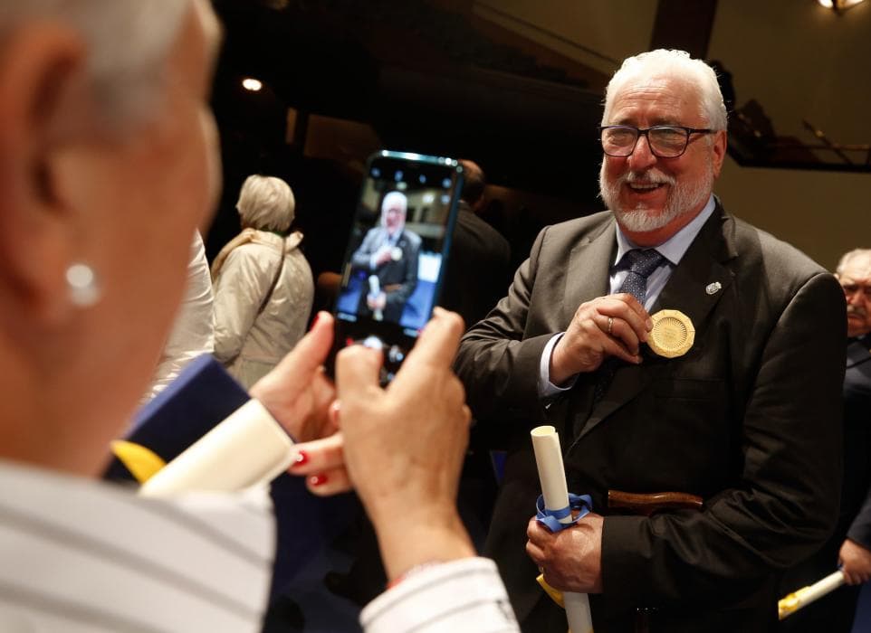 Fotografía de Jesús Manuel en la ceremonia de entrega de la Medalla de oro de Asturias