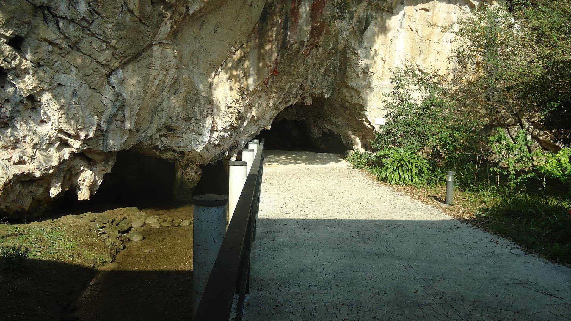 Entrada actual a la cueva Tito Bustillo