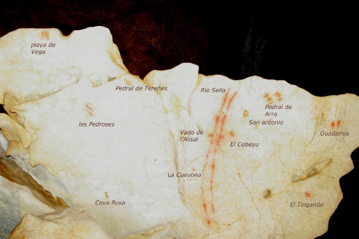 Primer mapa conocido de la humanidad, con etiquetas indicando lo que representa cada signo